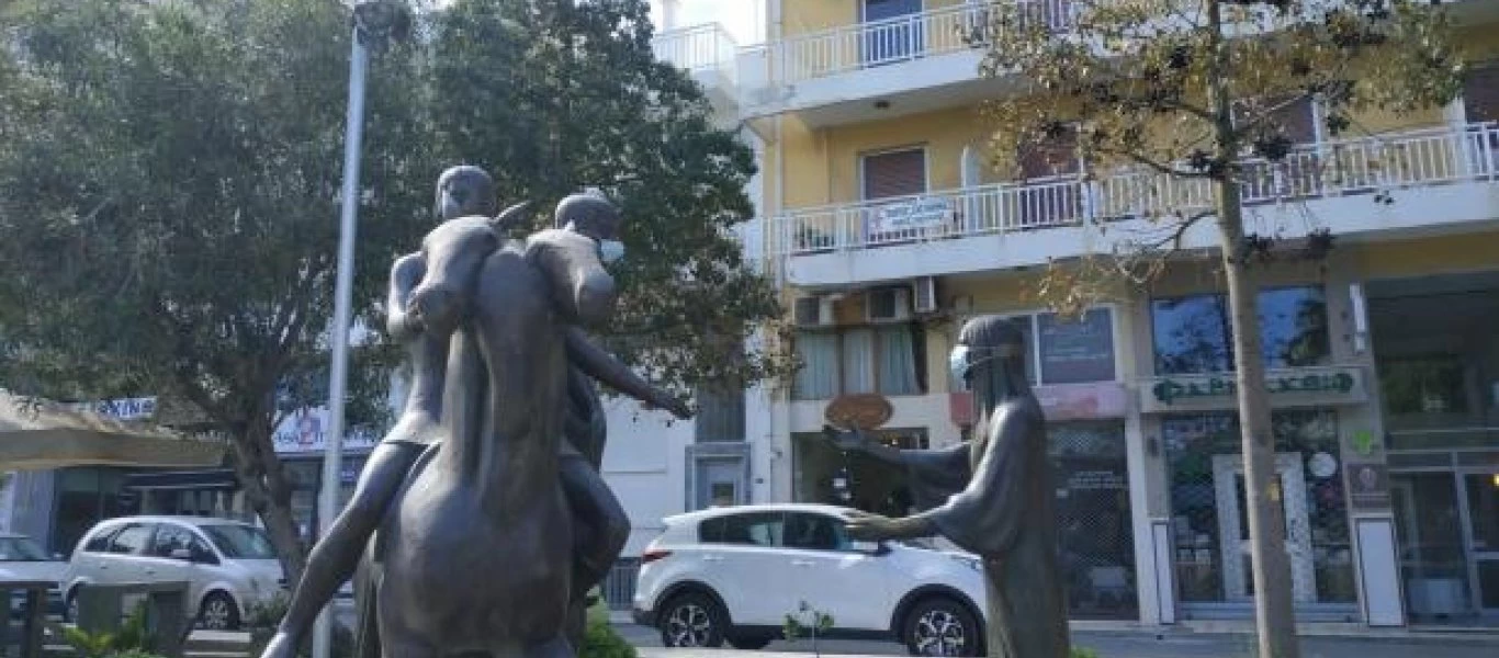 Το «παράκαναν» στην Κρήτη: Έβαλαν μάσκες μέχρι και στα αγάλματα (φωτο)